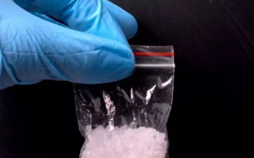 Bakıda qadın həbsdəki ərinə antiperspirant qabının içində narkotik keçirmək istəyib