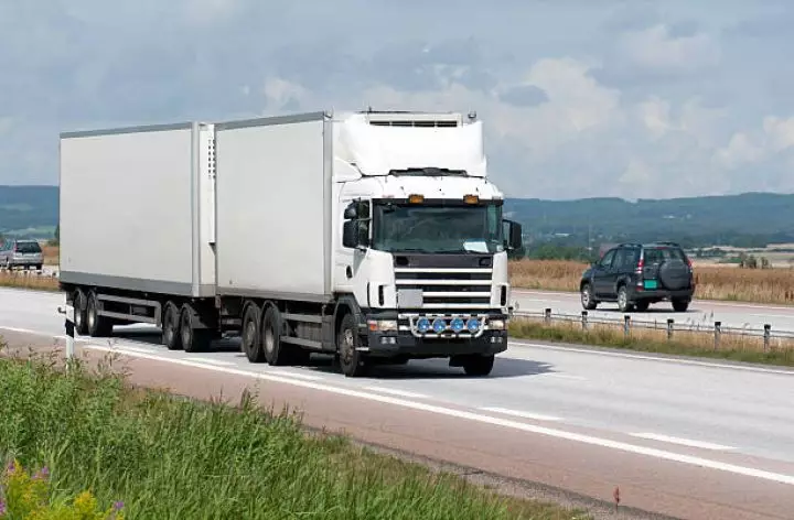 Deputatlar iriqabaritli avtomobillərin normadan artıq yüklənməsinə görə cərimələrin artırılmasına səs veriblər