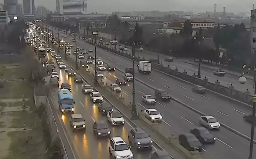 Bakının bir sıra küçə və prospektlərində tıxac yaranıb - SİYAHI