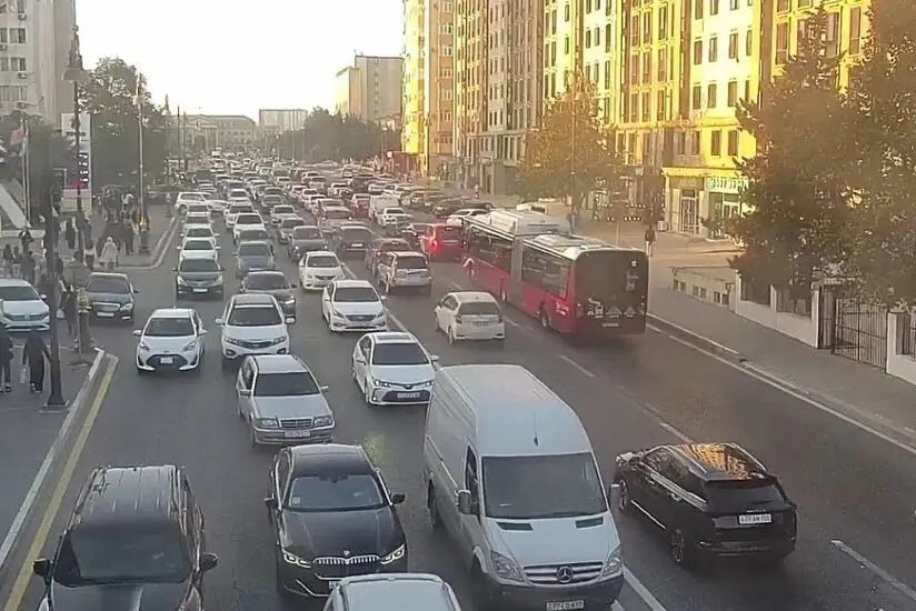 Bakının bir sıra yollarında nəqliyyatın sıxlığı yaranıb - SİYAHI