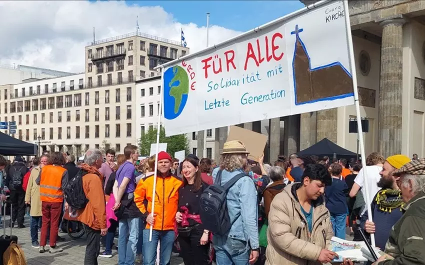 Berlində ekofəallar bir neçə küçədə hərəkəti dayandırıb