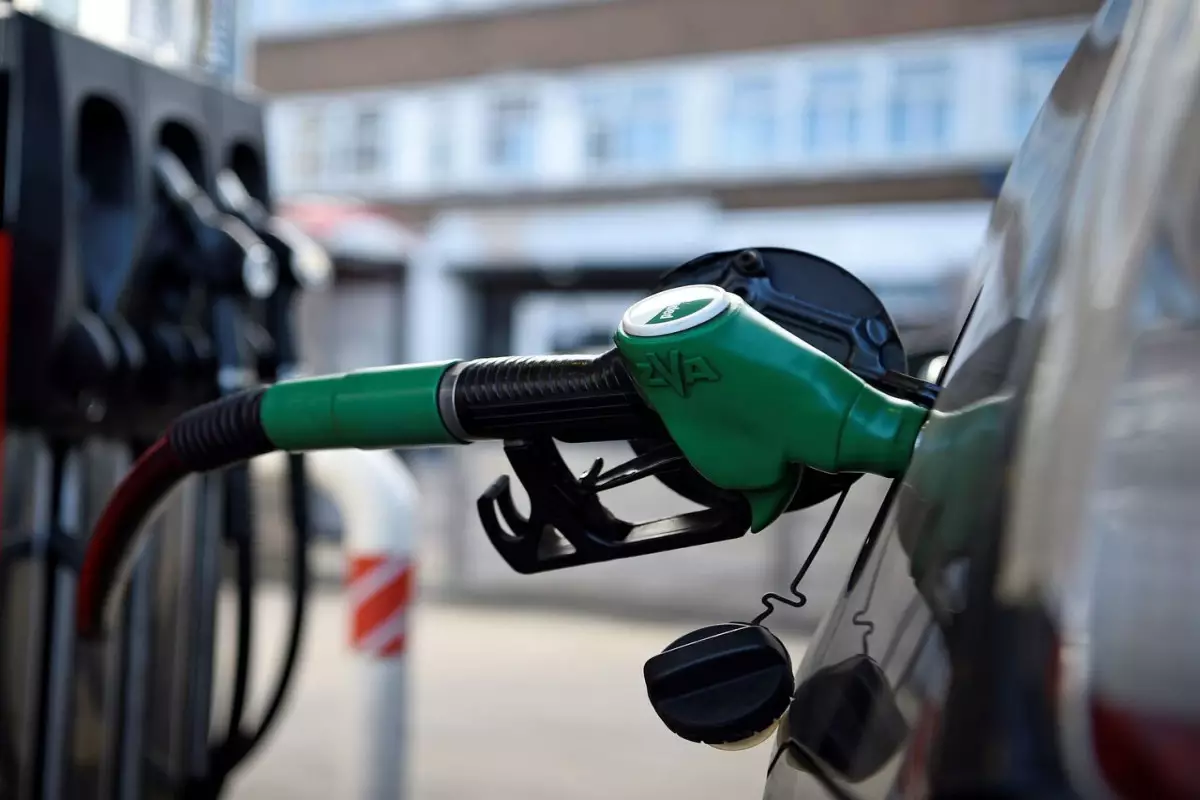 Benzin və dizel üçün aksiz dərəcəsi kəskin azaldılıb