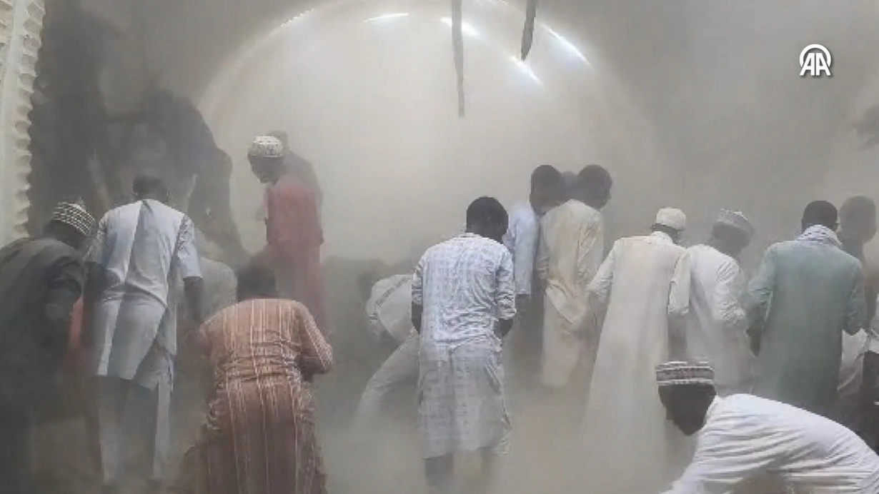 Nigeriyada tarixi məscid uçub: 10 nəfər ölüb