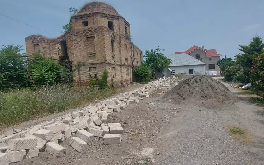 Tarixi abidənin mühafizə zonasında inşa olunan qanunsuz tikili sökülüb