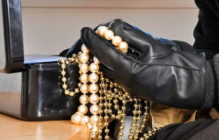 Qızıl almaq istədiyini deyib oğurluq etdi - Saxlanıldı