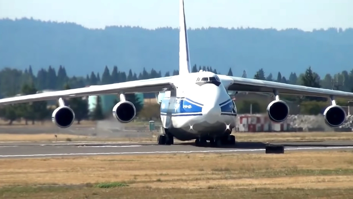 Bir ildən çoxdur Kanadada qapalı qalan Rusiya təyyarəsinin parkinq haqqı 300 min dolları ötür