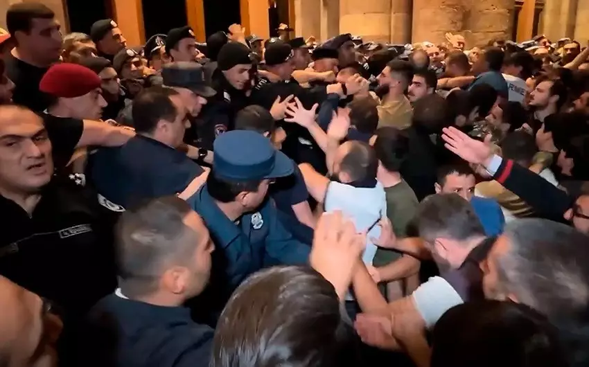 İrəvanda etirazçılar Rusiya səfirliyini bağlayıblar, diplomatik missiya Ermənistana nota verib