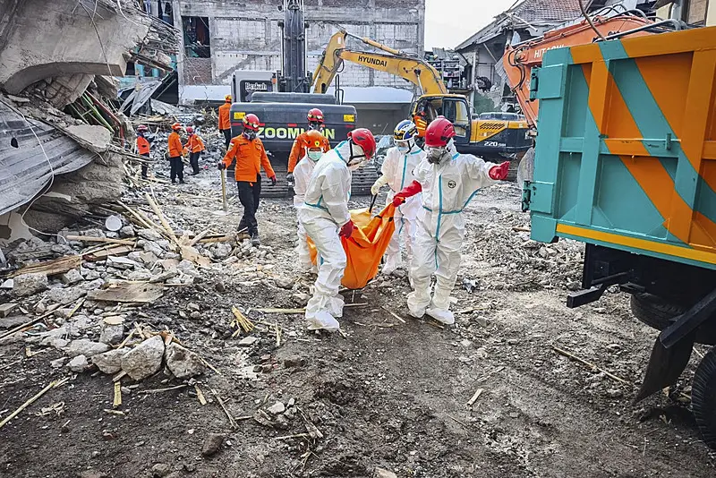 İndoneziyada internat məktəbi dağıldı, 60-dan çox şəxs həlak oldu