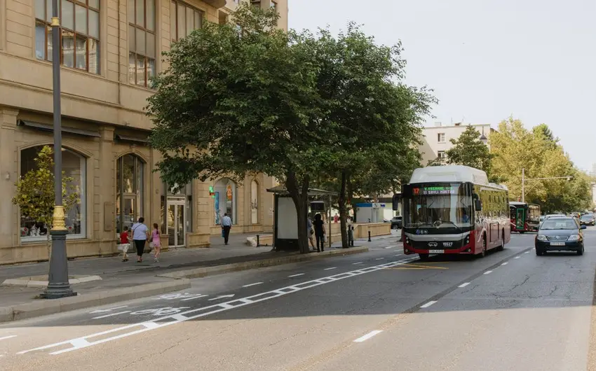 Bakının Hüseyn Cavid prospektində mikromobillik zolağı genişləndirilib