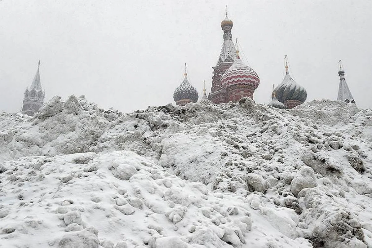 Moskvaya güclü qar yağıb, yüzlərlə uçuş ləğv olunub