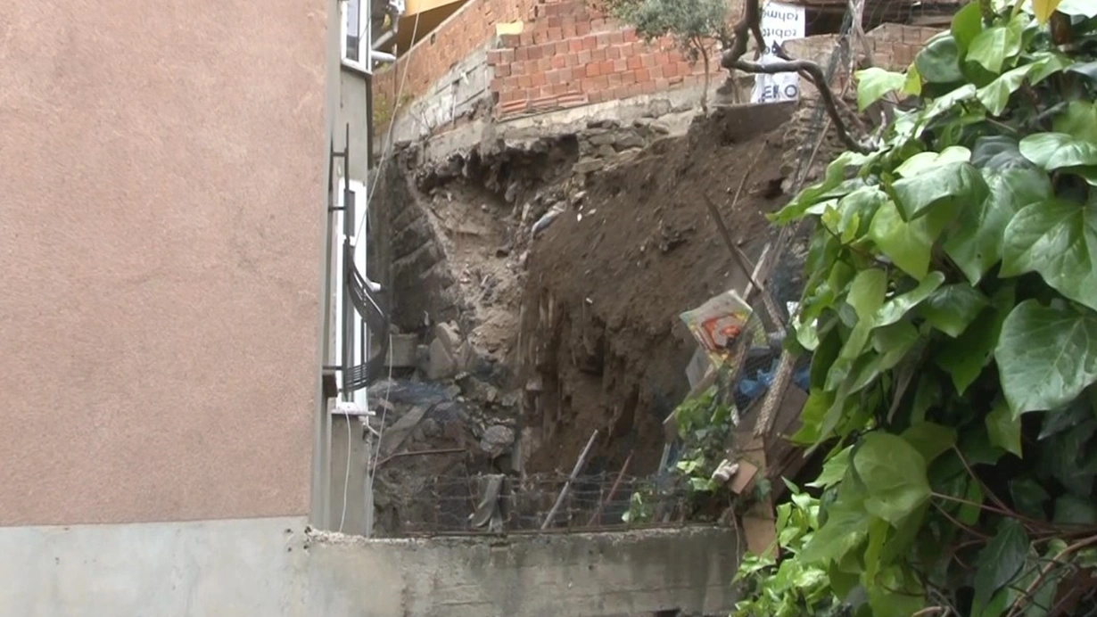 Eyüpsultanda istinad divarı uçdu: Risk altında olan binalar boşaldıldı