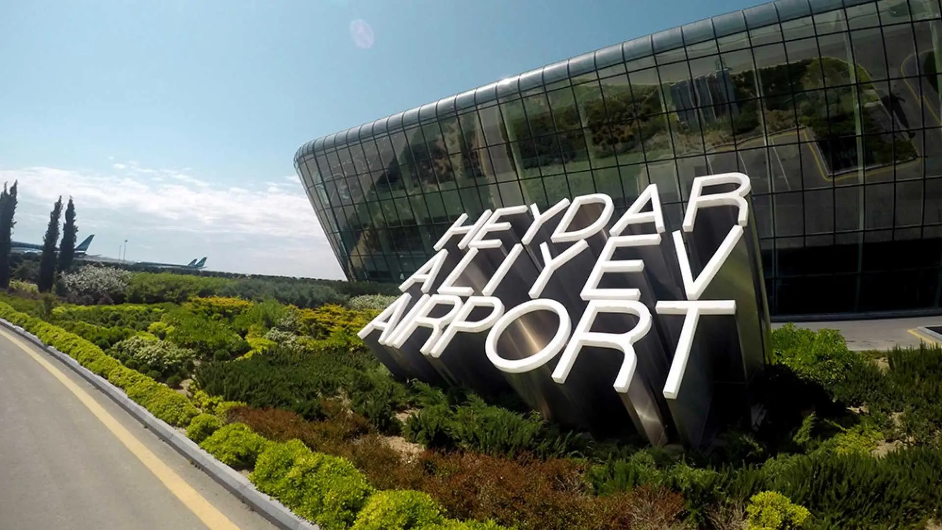 Ləğv edilmiş reyslərə görə Azərbaycan vətəndaşları İrəvanda, Ermənistan vətəndaşları isə Bakıda aeroportda qalmalı olub