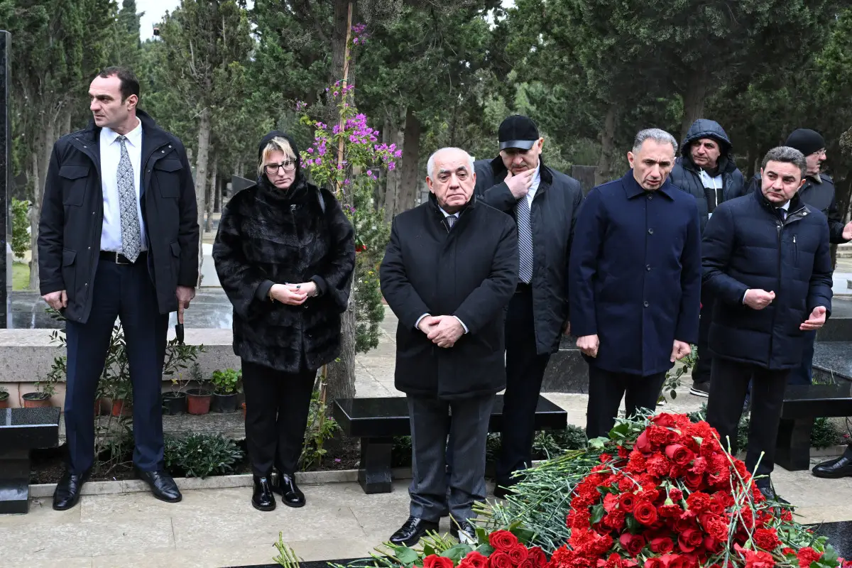 Baş nazir təyyarə qəzasında həlak olan ekipaj üzvlərinin məzarlarını ziyarət edib