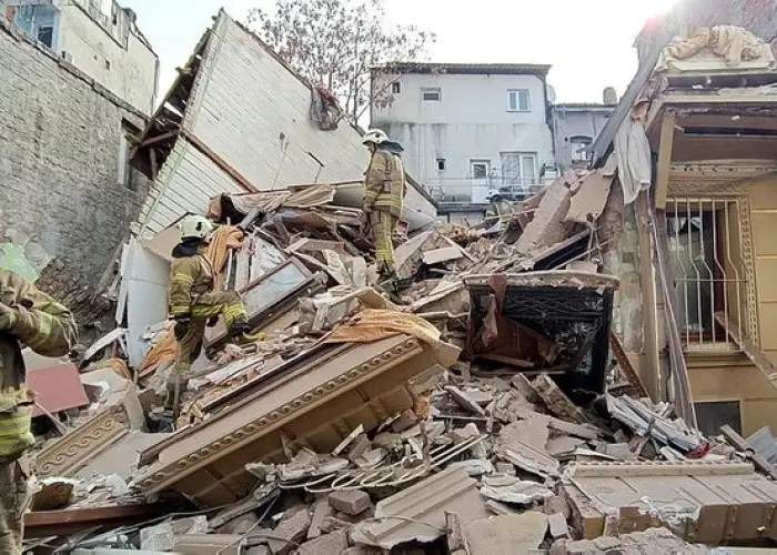 Meksikada bütün bina yola çökdü