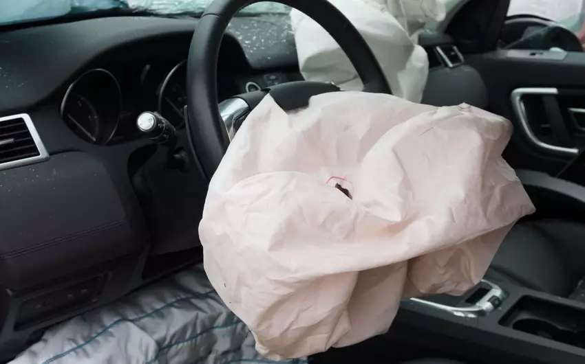 Beyləqanda avtomobil daş lövhəyə çırpılıb, sürücü ölüb