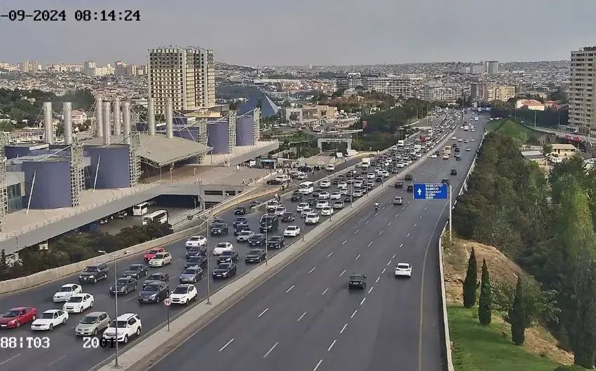 Bakının bir sıra yollarında tıxac yaranıb - SİYAHI