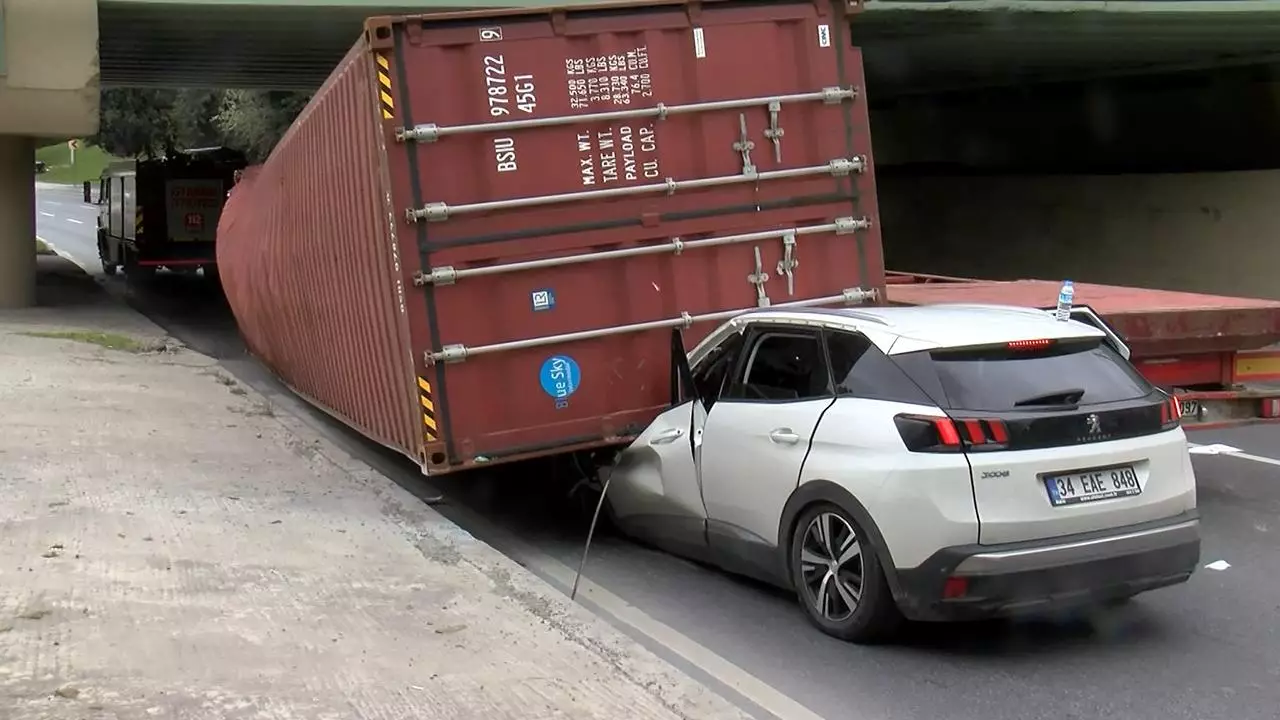 Yük maşınının daşıdığı konteyner basketbolçunun üzərinə düşüb