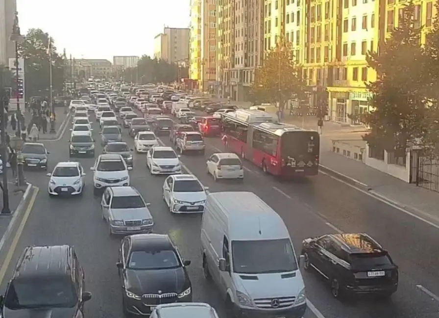 Bakının bir sıra yollarında nəqliyyatın sıxlığı yaranıb