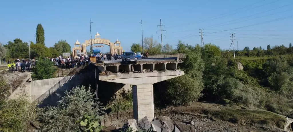 Xudatda körpü uçub, yaralananlar var - YENİLƏNİB