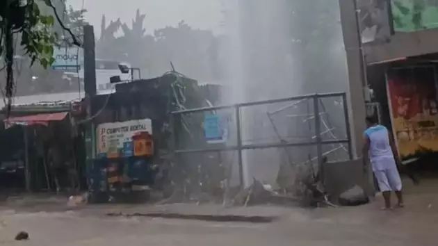 Güclü tropik qasırğa həyatı iflic etdi - Ölənlər var