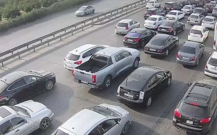 Bakının bir sıra yollarında nəqliyyatın sıxlığı yaranıb