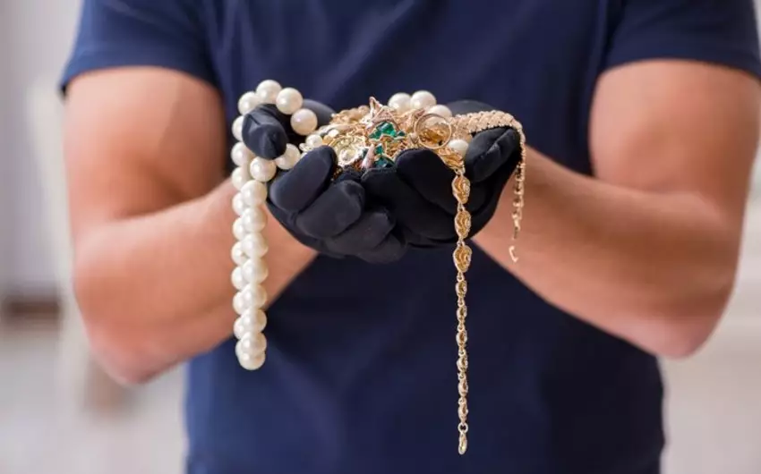 Bakıda evdən 9 min 950 manatlıq pul və qızıl-zinət əşyaları oğurlanıb