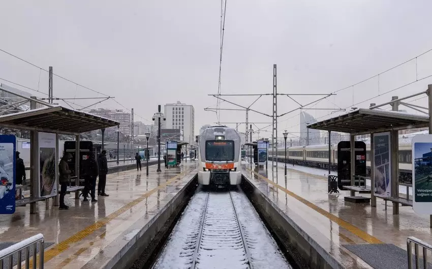 ADY: Platformalar, piyada keçidi və körpülər qardan təmizlənir