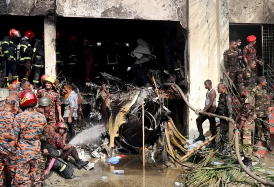 Banqladeşdə hərbi təyyarənin qəzaya uğraması nəticəsində azı 19 nəfər ölüb, 50-dən çox insan xəsarət alıb