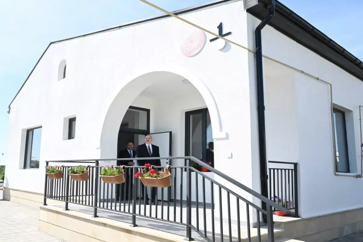 Prezident fərdi evlərdə yaradılan şəraitlə tanış olub