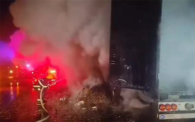 Yük avtomobili yandı - 14 ton qida məhv oldu