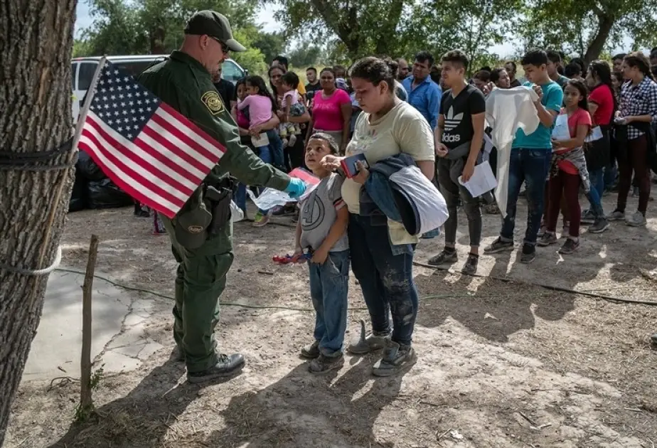 ABŞ yüz minlərlə immiqranta ölkəni tərk etmələri üçün bildirişlər göndərir