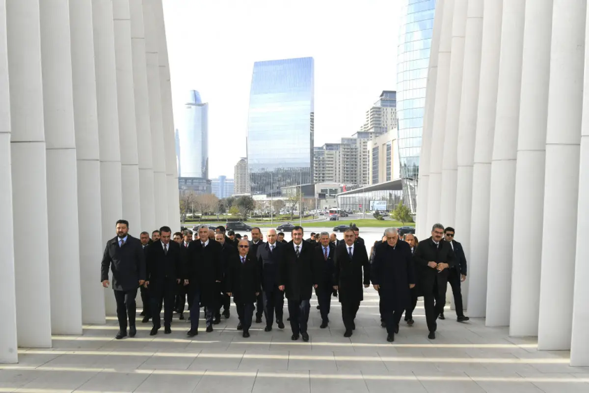 Cevdet Yılmaz Zəfər abidəsini ziyarət edib - FOTO