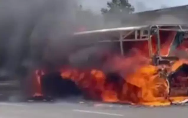 Pakistanda sərnişin avtobusu yanıb, ölənlər var