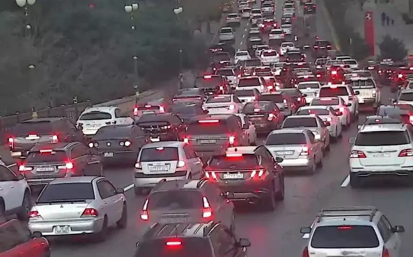 Bakının bəzi yollarında nəqliyyatın sıxlığı yaranıb