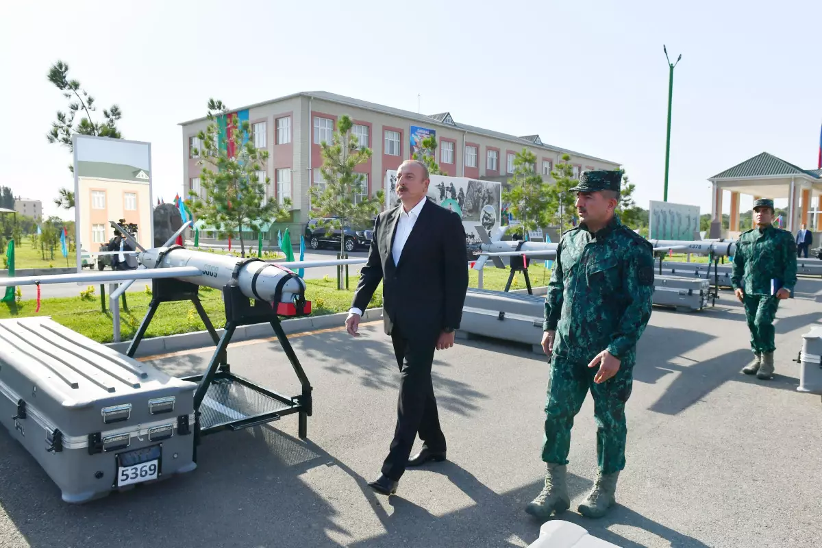 Prezident “Qazax” Əlahiddə Sərhəd Diviziyasının qarnizon kompleksində yaradılan şəraitlə tanış olub