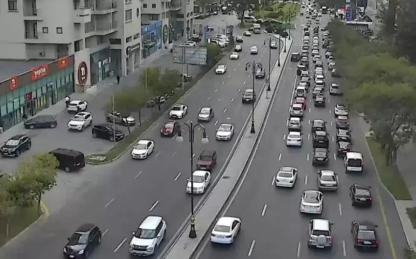 Bakının 10 yolunda tıxac yaranıb - SİYAHI