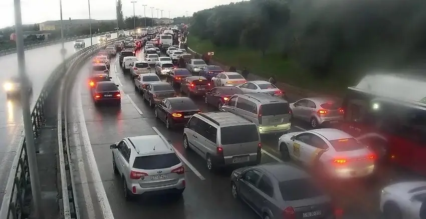 Bakıda yağışla bağlı bəzi yollarda sıxlıq var - SİYAHI
