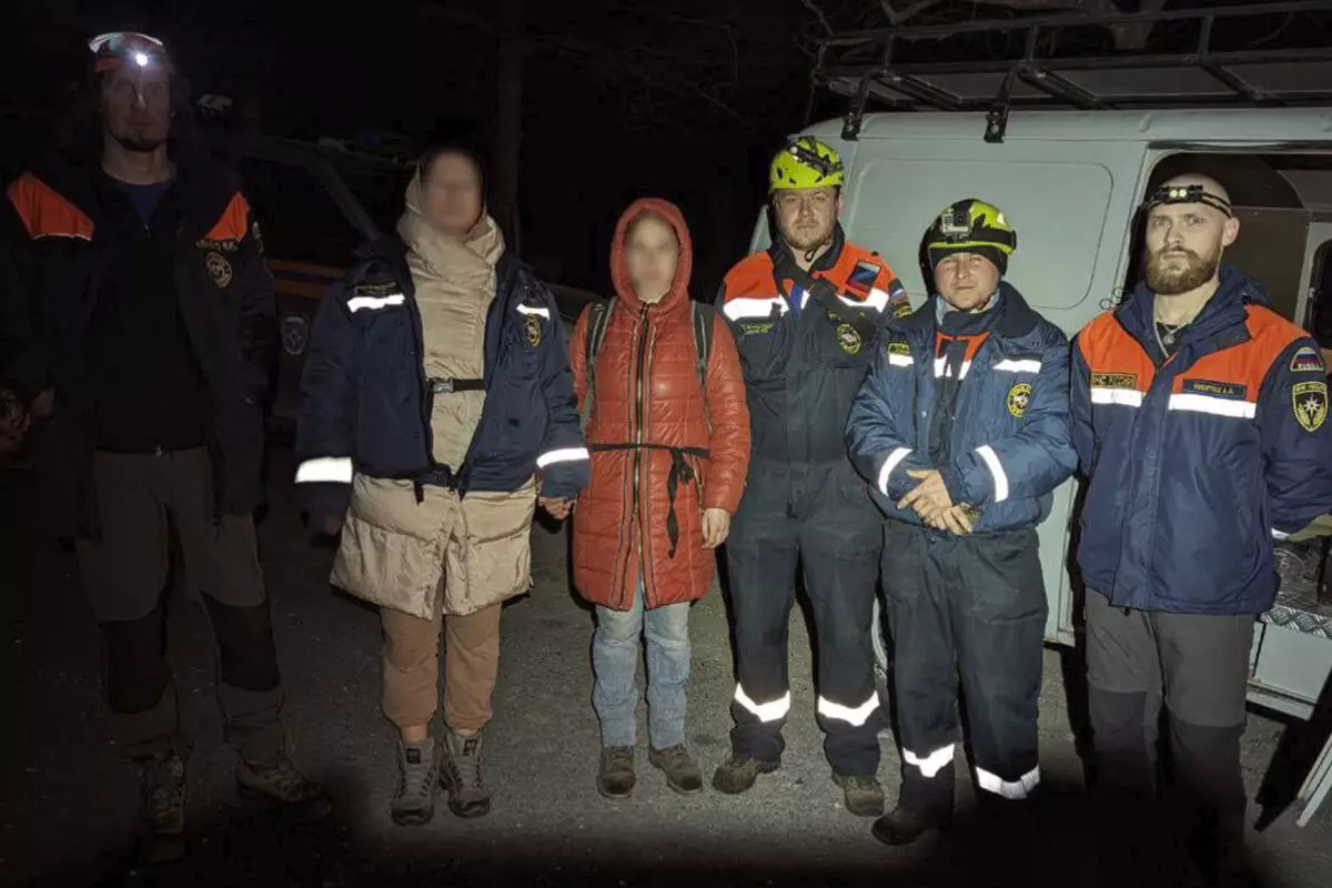 Krımda dağlardan enə bilməyən iki turist xilas edilib