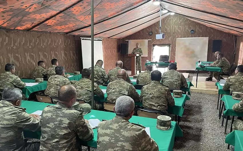 Müdafiə naziri komanda-qərargah təliminin yekun iclasını keçirib, tapşırıqlar verib