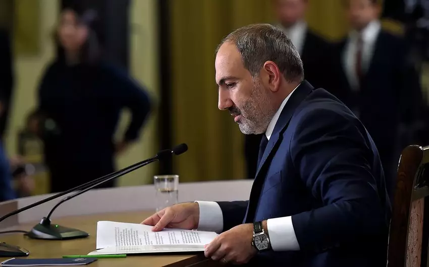 Paşinyan kütləvi etirazlar səbəbindən gizli şəkildə prezidentin kabinetinə köçüb