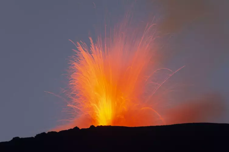 İtaliyada Etna dağı yenidən lava püskürüb