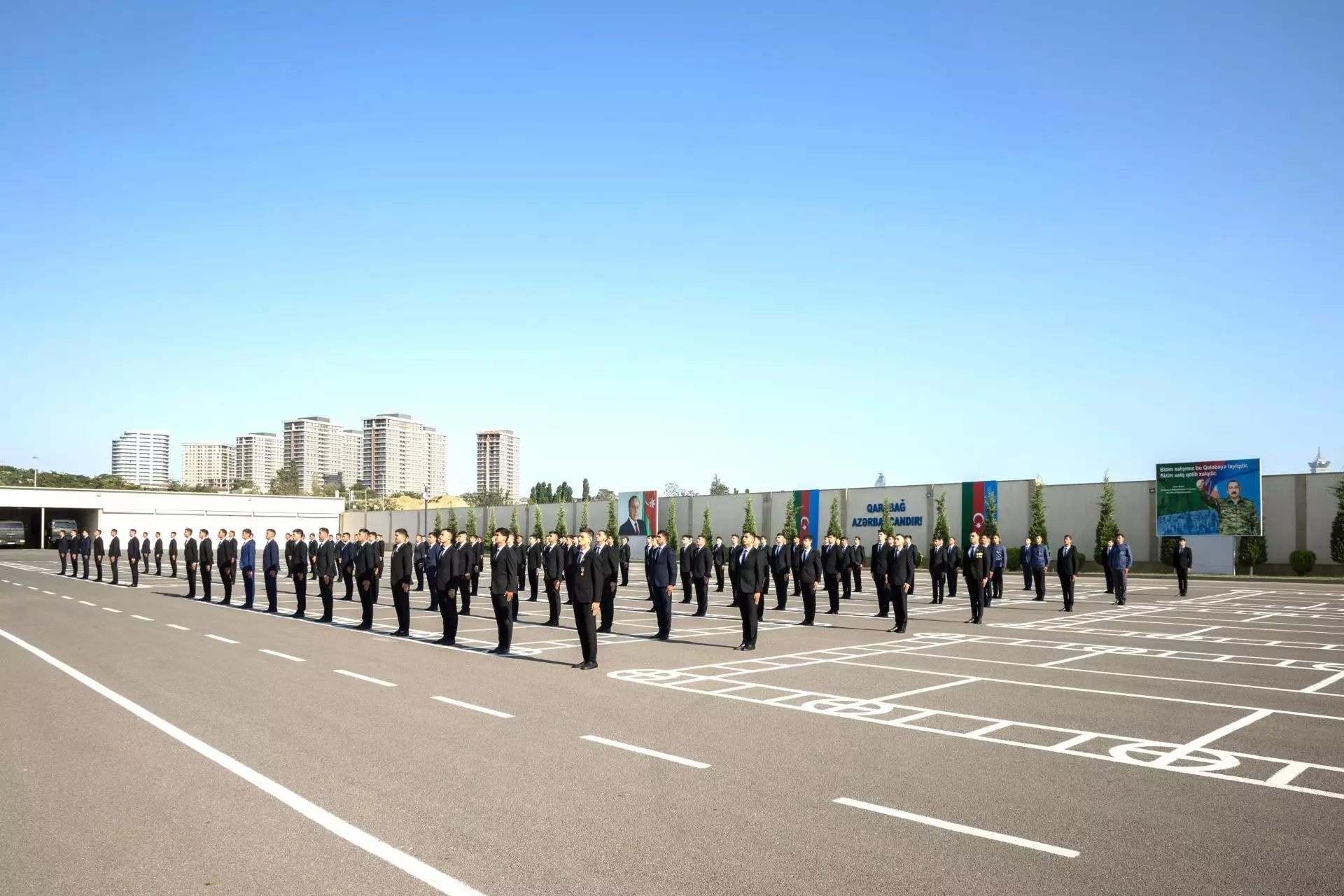 Vilayət Eyvazov sıra baxışı keçirdi