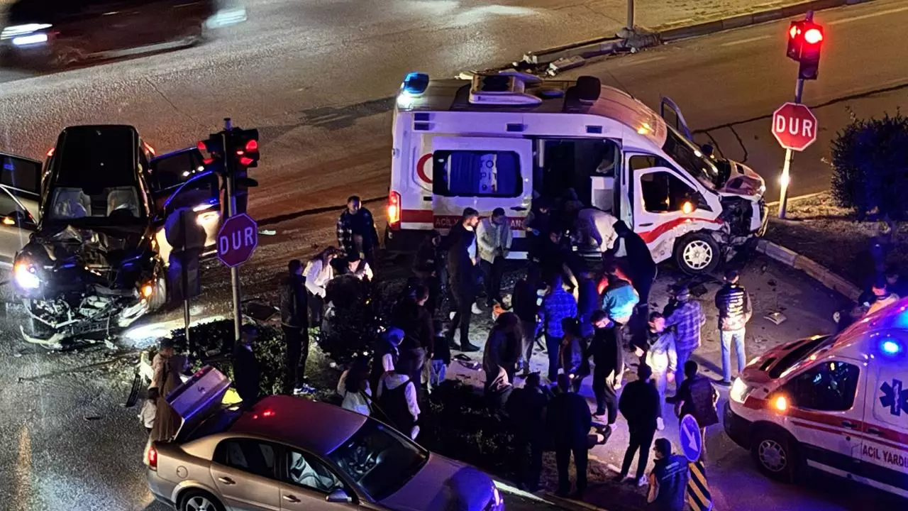 Təcili yardım maşını ilə avtomobil toqqdu - 9 nəfər yaralandı