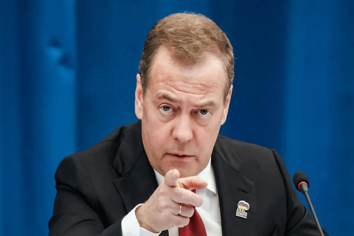 Medvedev Zelenskiyə cavab verib