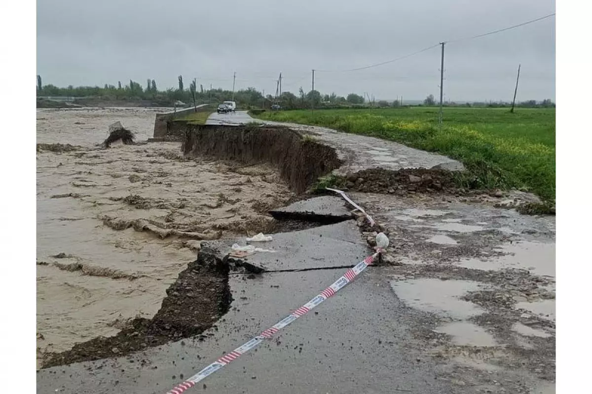 Sel suları Ağsuda yolu yararsız hala salıb - FOTO