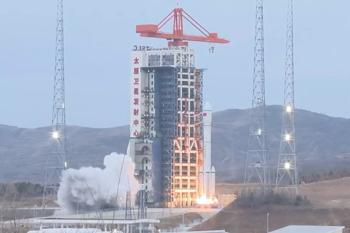 Çin kosmik raketi kosmosda parçalanıb