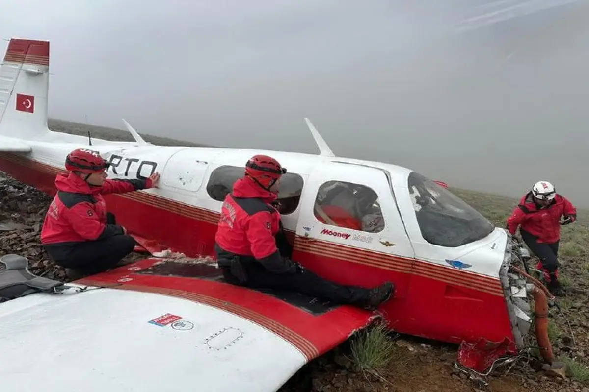 Türkiyədə təyyarə qəzaya düşüb, pilot ölüb, sərnişin sağ qalıb
