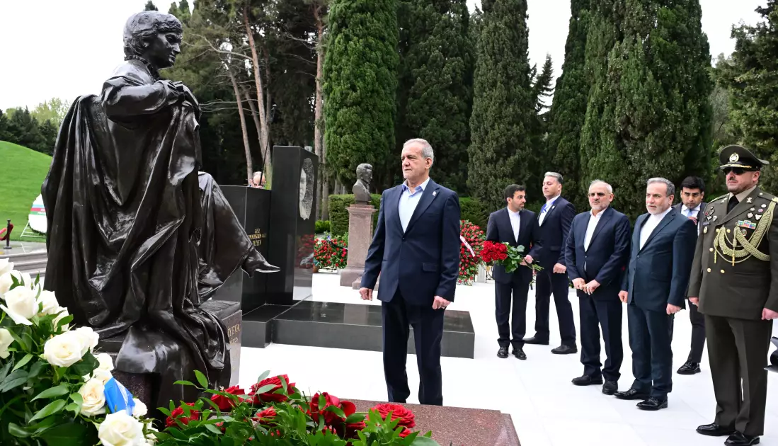 Pezeşkian Fəxri və Şəhidlər xiyabanlarını ziyarət edib - YENİLƏNİB