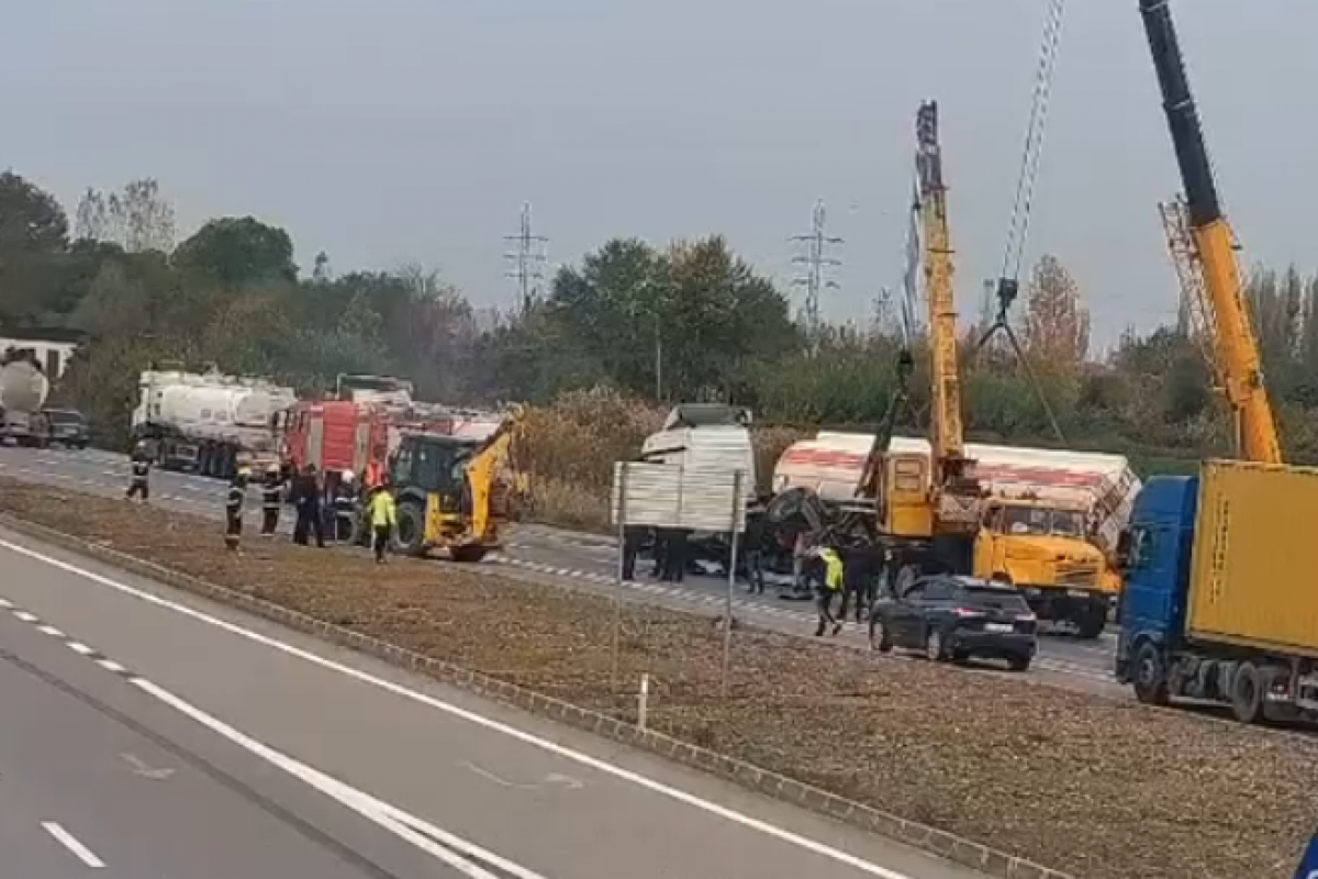 Bakı–Qazax yolunda yük maşını aşıb, yanğın olub