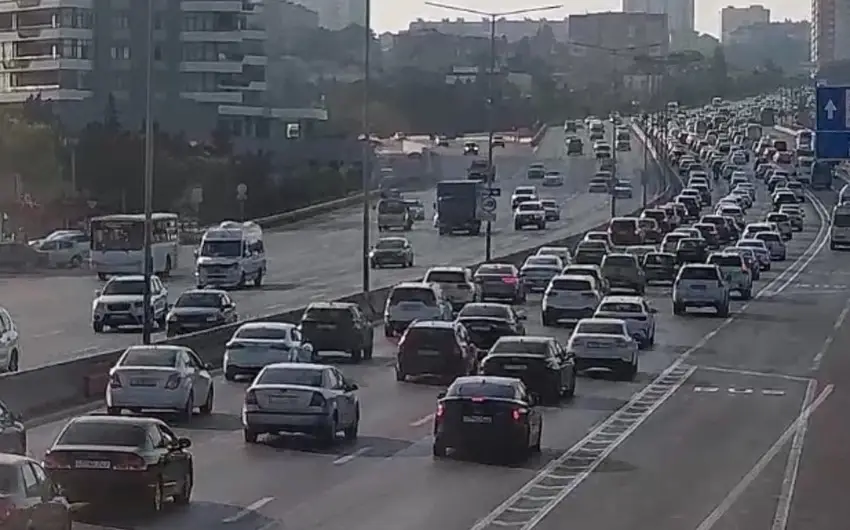 Bakının bir sıra yollarında nəqliyyatın sıxlığı yaranıb